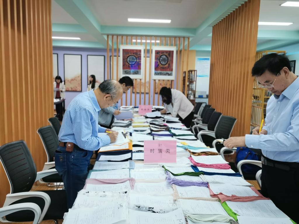 【職業(yè)教育活動(dòng)周】“金楠杯”2023年全國(guó)長(zhǎng)絲織物新產(chǎn)品設(shè)計(jì)大賽專(zhuān)家評(píng)審會(huì)順利召開(kāi)